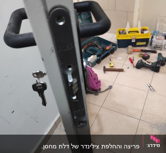 כלי עבודה ומנעול על דלת, תיקון מנעול.